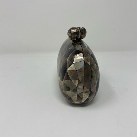 Mother of pearl seashell clutch - Picture 2 of 6